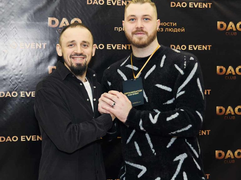 Александр Ковригин с организатором DAO EVENT