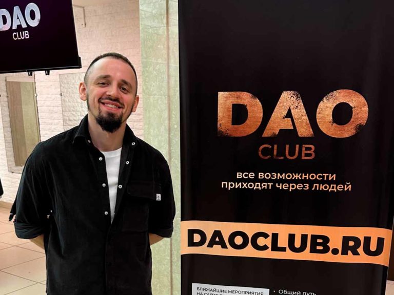 Александр Ковригин у стенда DAO CLUB
